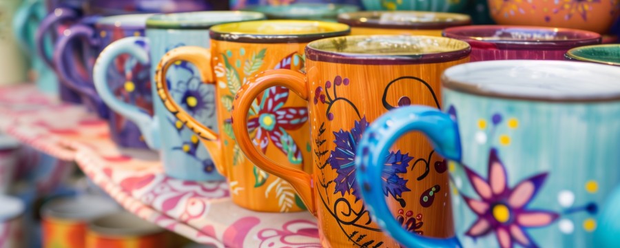 Markt: Bunte Tassen