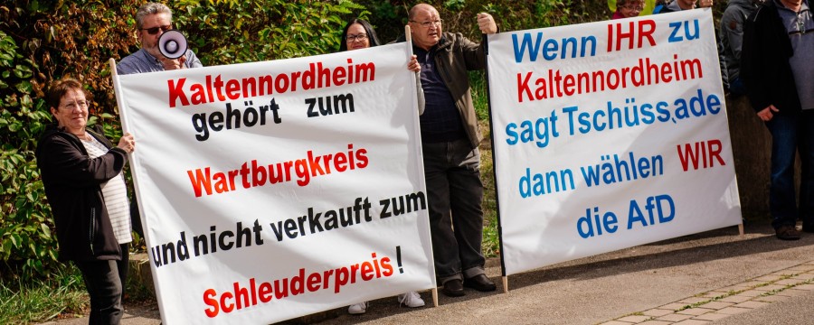 Gebietsreformen sind Gift für das Ehrenamt - das zeigt eine neue Studie - im Bild: eine Kleine Demo zu Gebietsreform vor dem Thüringer Landtag
