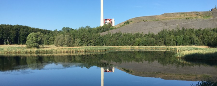 Ein Absinkweiher vor alten Kohlekraftwerk.