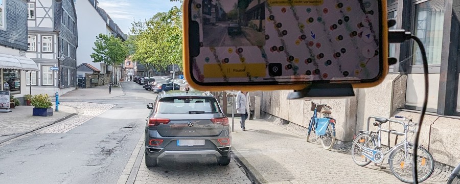 Smartphone fotografiert Straße
