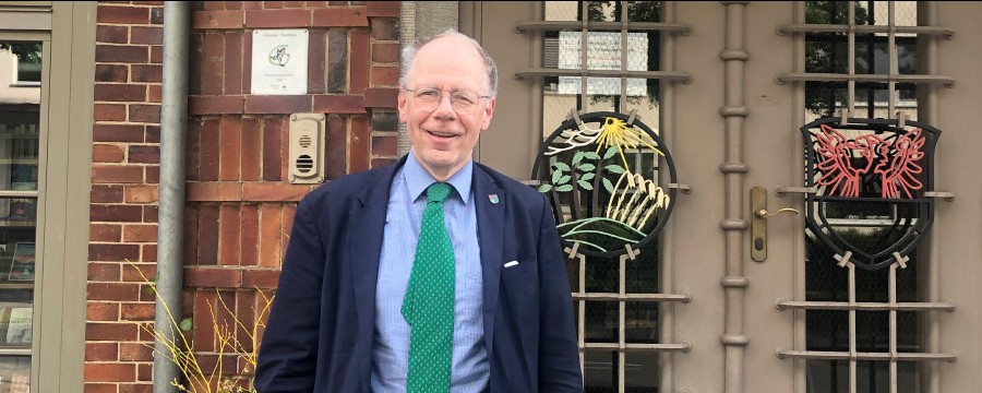 Bürgermeister Hans Günter Oberlack, Glienicke Nordbahn vor dem Rathaus