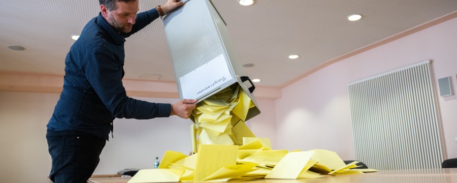 Kommunalwahlen in Thüringen - hier Wahlvorsteher Miklos Szatmari kippt die Wahlurne in der Arnstadter Stadthalle aus.