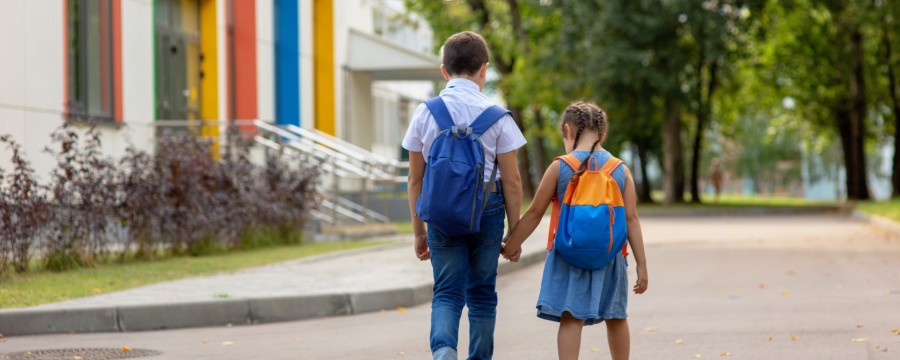 Kinder auf dem Schulweg