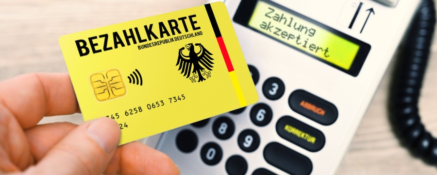 Die Bezahlkarte für Flüchtlinge gleicht noch immer einem Flickenteppich - trotz Mindeststandards gibt es große Unterschiede in den Landkreisen und Städten