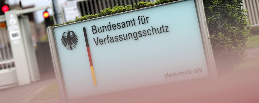 Ein Fall für die Justiz - in Mecklenburg-Vorpommern wurde ein Mitglied der NPD-Nachfolgepartei die Heimat zum Stellvertretenden Bürgermeister gewählt - lässt sich das mit Beamtenrecht vereinbaren? Zweifel gibt es auch beim ersten AfD-Landrat in Thüringen