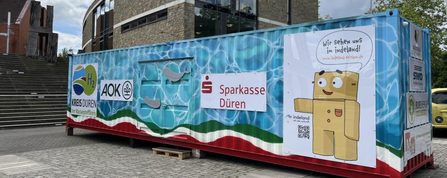 Container neben Schule