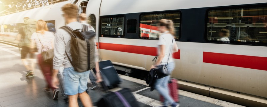 Bahn Menschen davor