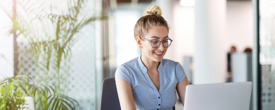Frau am PC hybride Arbeitsformen