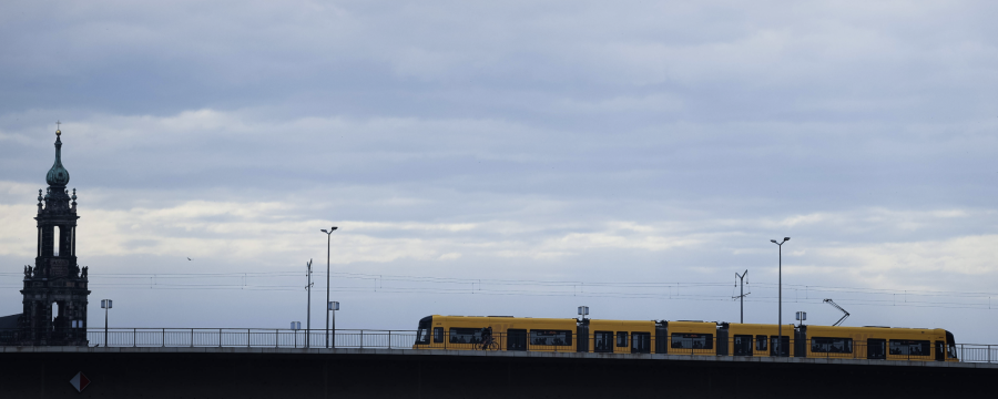 die Carolabrücke in Dresden - eine der Hauptverkehrsadern der Stadt ist eingestürzt - Tausende weitere Brücken in Deutschland sind akut einsturzgefährdet