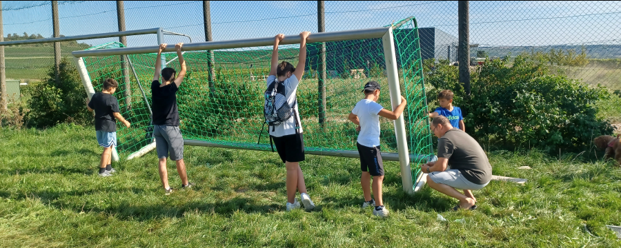 Jugendliche bauen Fußballtor auf: Ehrenamt