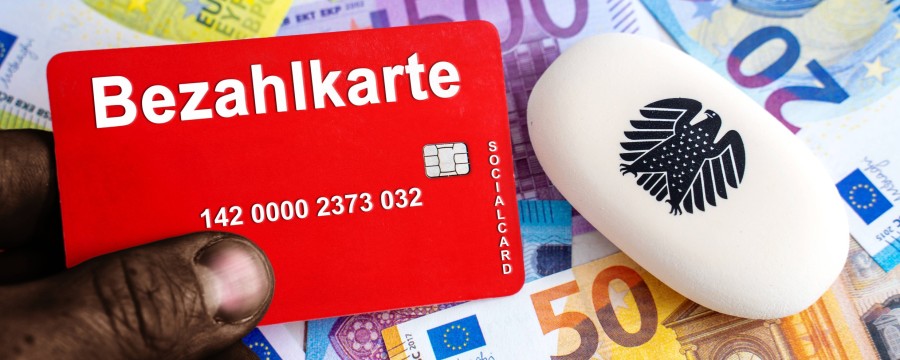 Die deutschlandweite Einführung der Bezahlkarte für Flüchtlinge lässt weiter auf sich warten - eine Geschichte über Bürokratie-Monster und Pannen, die es bei der reigonalen Einführung nicht gegeben hat. 
