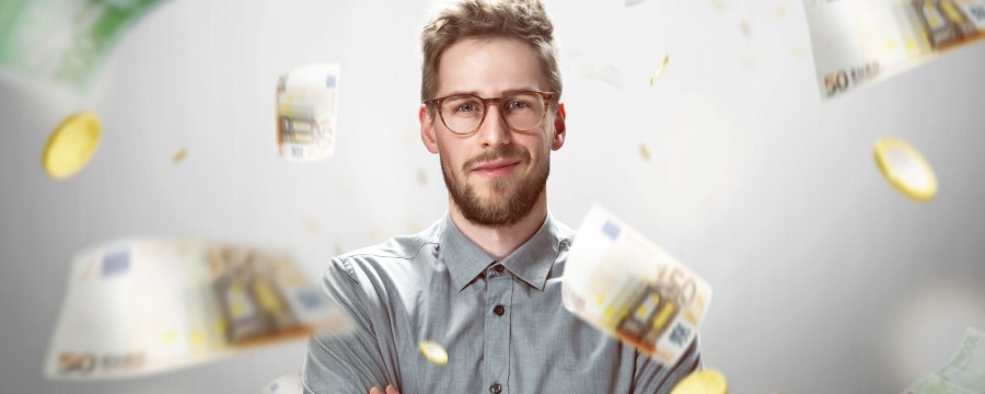 Das verdient ein Kämmerer, Symbolbild Mann mit Geldscheinen