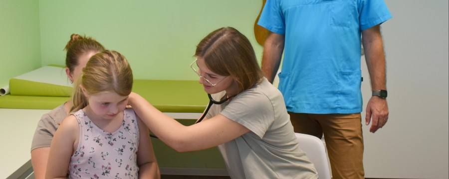 Medizinstudentin in Kinderarztpraxis