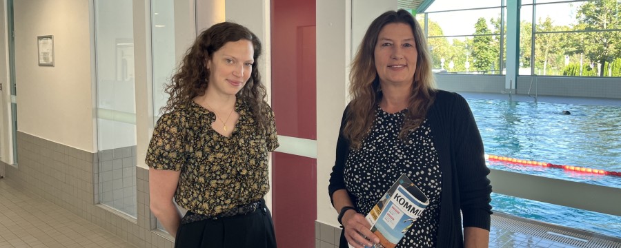 Kämmerin Sandra Horvath, hier mit der Sommerausgabe des Magazins zur Zukunft der Bäder, zeigt KOMMUNAL-Redakteurin Rebecca Piron das Stadtbad, das sie über Wasser halten will.