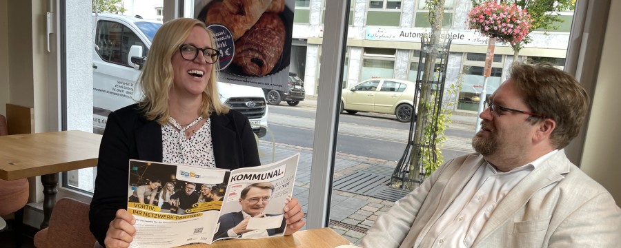 Lesen im Café: Sozialdezernentin Martina Fritz und KOMMUNAL-Reporter Benjamin Lassiwe 