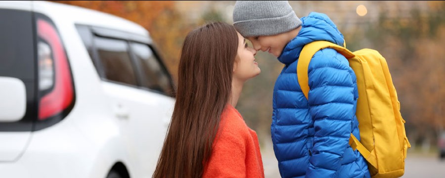 Elterntaxi Mutter verabschiedet sich von Kind