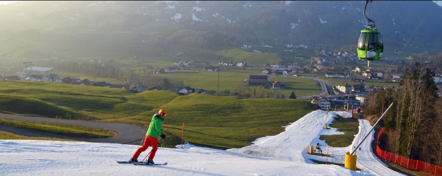 Wintersport Skiabfahrt mit wenig Schnee