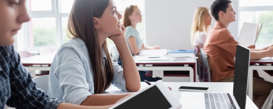 Digitalisierung in der Schule: Schüler mit Tablets und Laptops
