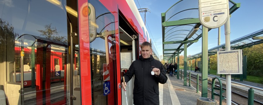 Blinder neben Bahn
