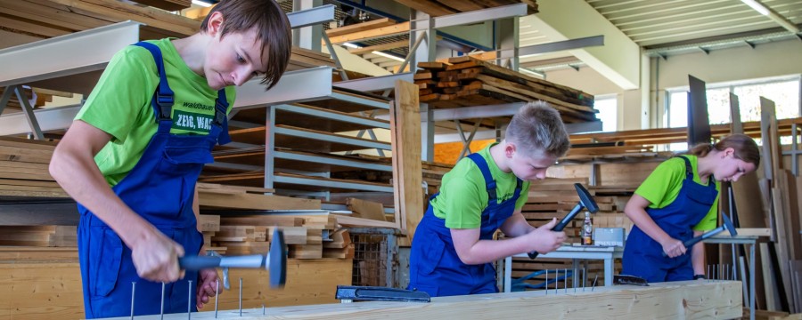 Jugendliche mit Holz