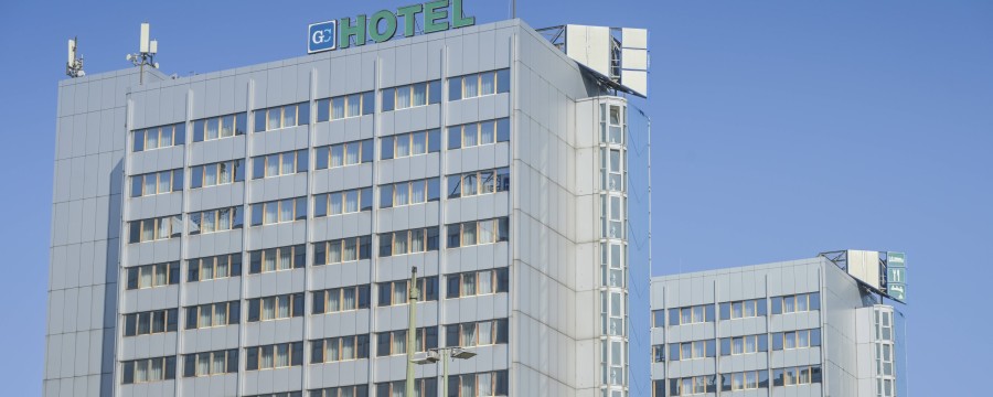 Dieses Hotel in Berlin-Lichtenberg soll bald 1200 Asylbewerbern als Unterkunft dienen - die Kosten für den Steuerzahler: 143 Millionen Euro plus Sanierungskosten