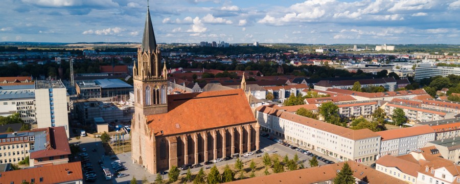 Neubrandenburg, Blick auf die Kirche