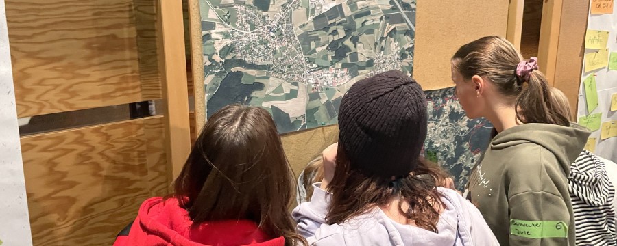 Jugendliche vor Stadtplan
