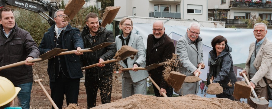 Staatssekretärin Simone Schneider (Mitte) ist beim Spatenstich für eine neue Kita mit dabei. 