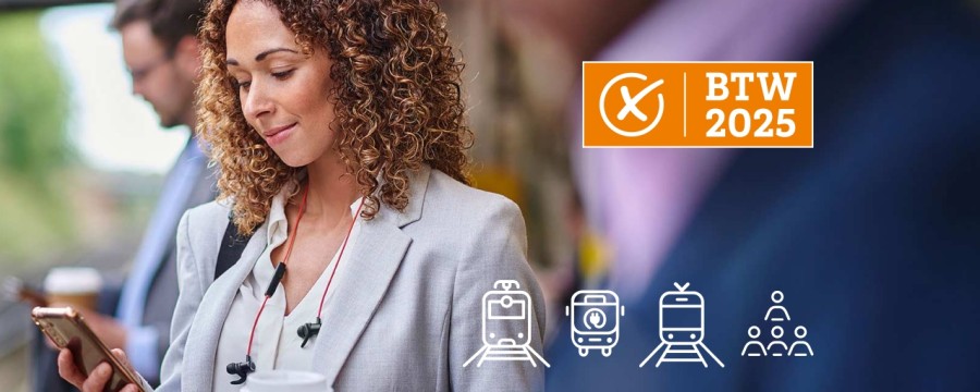 Frau blickt auf ihr Smartphone