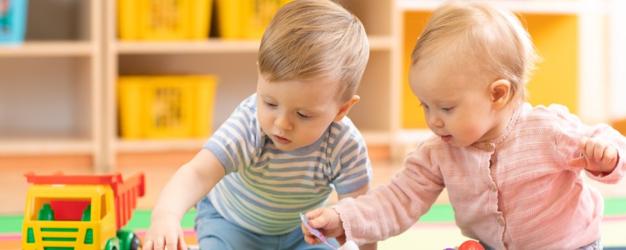 Zwei Kleinkinder spielen