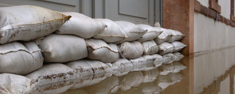 Sandsäcke vor Haus zum Schutz vor dem Hochwasser