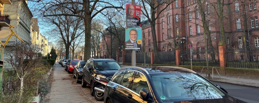 Wahlplakate an Straßenlaternen in Berlin-Lichterfelde