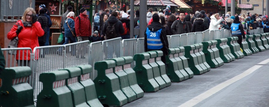 Betonklötze - wie hier in Dresden - gehören zum Sicherheitskonzept von immer mehr Veranstaltungen - trotzdem reichen die Anti-Terror-Maßnahmen oft nicht - so werden Feste aus Sicherheitsgründen aktuell reihenweise abgesagt