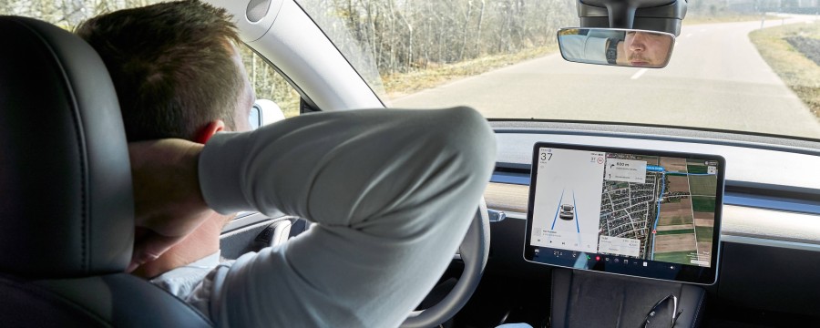 In den USA fahren Tesla Fahrzeuge in einigen Regionen bereits voll autonom - der Fahrer kann seine Hände vom Lenkrad nehmen und sich zurücklehen