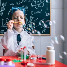 Experimente in der Schule, wie dieses, sind wichtig für den Lernprozess. Der Bildungsmonitor gibt Grund zur Sorge.