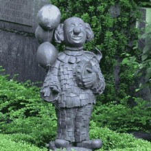 Dass auf Kölner Friedhöfen ein Bedarf nach karnevalitischen Bestattungen besteht, sieht man heute schon auf dem Melaten-Friedhof.