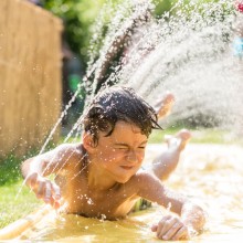 Die Hitzewelle sorgt für viele Notfallpläne in Kommunen - von Wassersparen über Grill- und Rauchverbote und Arbeitszeiten ab 5 Uhr morgens bis zum Einsatz von Streusalz