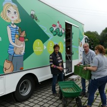 Eine Landwirtin bringt Kartoffeln zum mobilen Dorfladen.