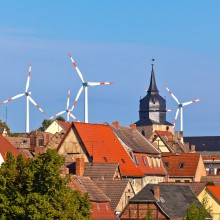 Windenergie direkt neben der Stadt