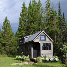 Tiny Houses gelten als neue, moderne Möglichkeit im Kampf gegen Wohnungsmangel - doch sie sind viel mehr. Das zeigt sich auch, weil konkrete Planungen vor allem in kleineren Kommunen laufen - aus guten Gründen! 