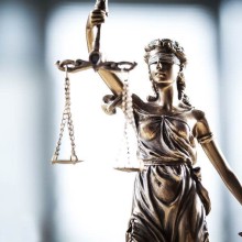 Hasskommentare sind schlimm genug - Urteile, wie das aus Berlin jedoch zerstören zusätzlich das Vertrauen in Demokratie, Staat und Justiz - ein Kommentar von Christian Erhardt