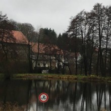 Der Dorfteich in Neukirchen - ein Warnschild sagt, dass Eltern für Ihre Kinder haften - das Gericht hält das für nicht ausreichend!
