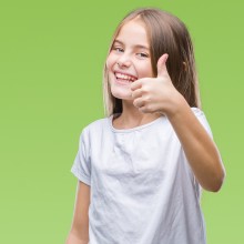 Daumen hoch: Kommunen sind Kinderrechte wichtig
