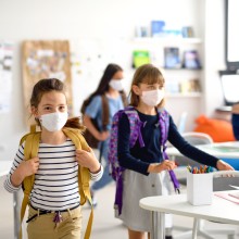 Schulkinder mit Maske in der Klasse