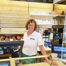 Waltraud Schneller kehrte zurück und verkauft die Brötchen wieder.
