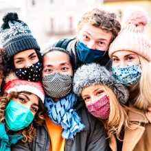 Jugendliche mit Masken im Freien