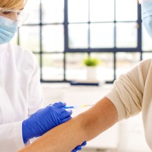 Neue Impfverordnung - eine Frau wird geimpft