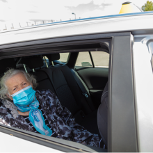 Seniorin in einem Taxi