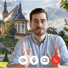 Eine Videokonferenz und im Hintergrund ist ein Wahrzeichen zu sehen. 