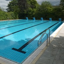 Schwimmbad der Gemeinde Wartenberg in Hessen.